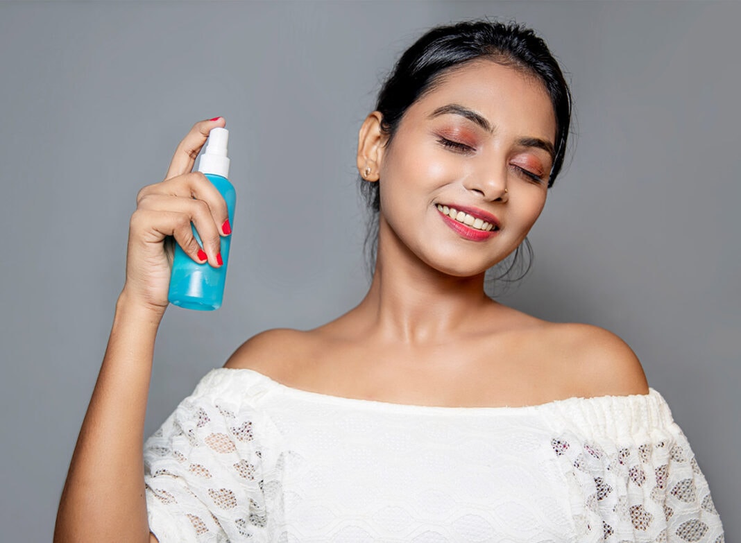Junge Frau tested den Unterschied Fixing und Setting Spray